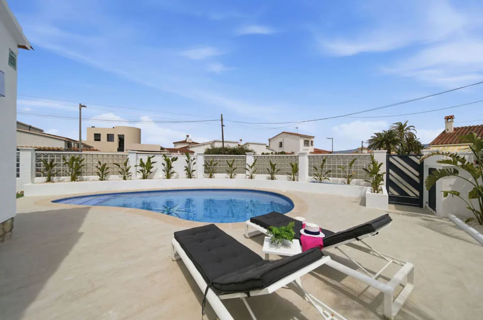 3 sypialnia Willa na sprzedaż w Empuriabrava z basenem garażem - 630 000 € (Ref: 9910485)