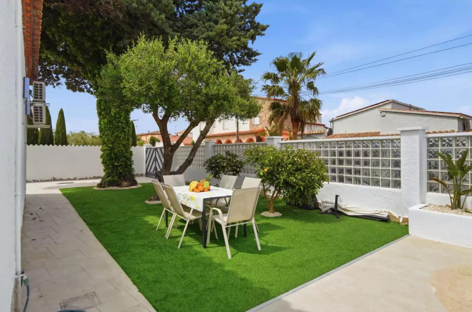 3 sypialnia Willa na sprzedaż w Empuriabrava z basenem garażem - 630 000 € (Ref: 9910485)