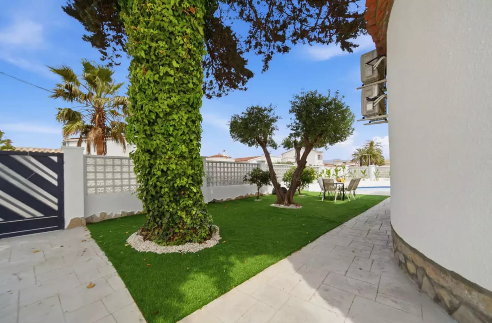 3 sypialnia Willa na sprzedaż w Empuriabrava z basenem garażem - 630 000 € (Ref: 9910485)