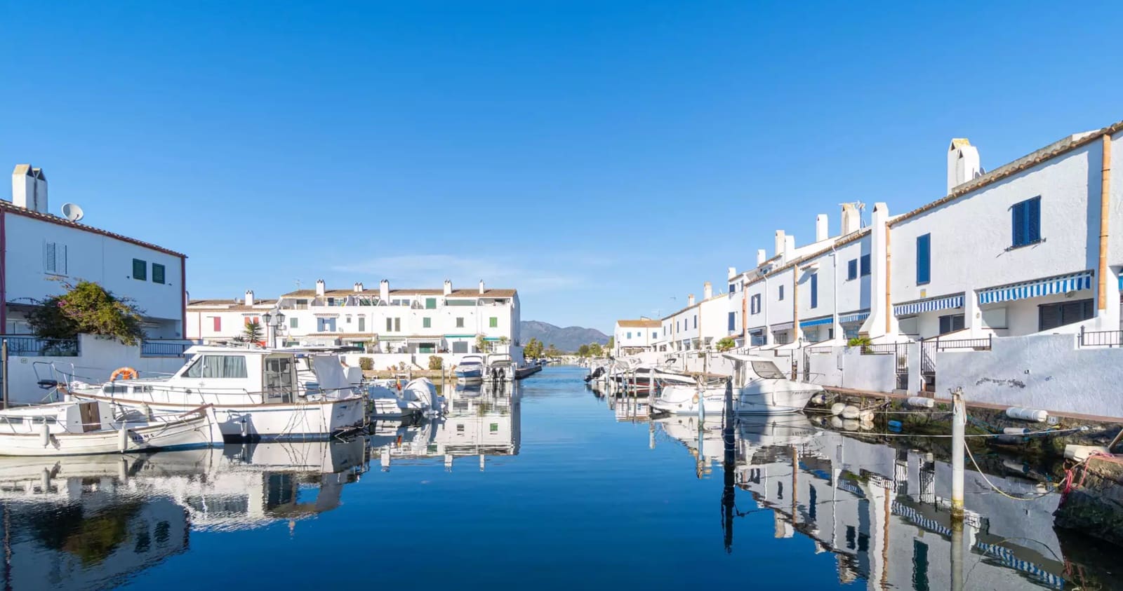 Casa de 4 habitaciones en Empuriabrava en venta - 425.000 € (Ref: 9910489)