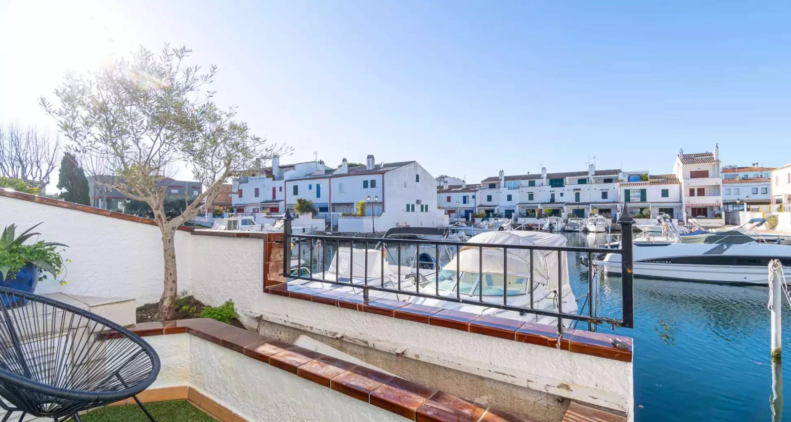 Casa de 4 habitaciones en Empuriabrava en venta - 425.000 € (Ref: 9910489)