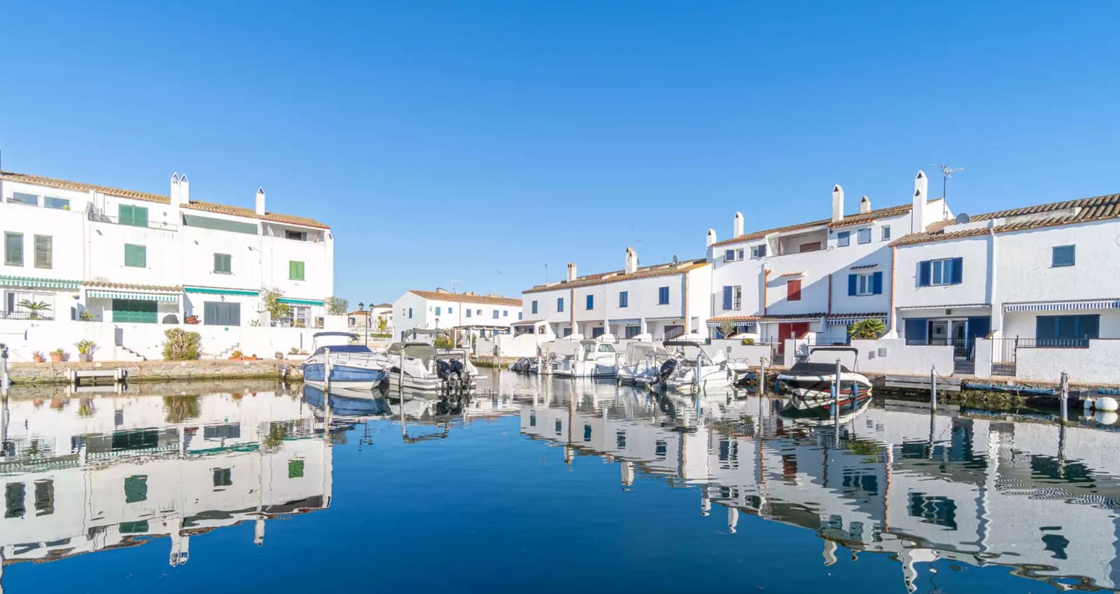 Casa de 4 habitaciones en Empuriabrava en venta - 425.000 € (Ref: 9910489)