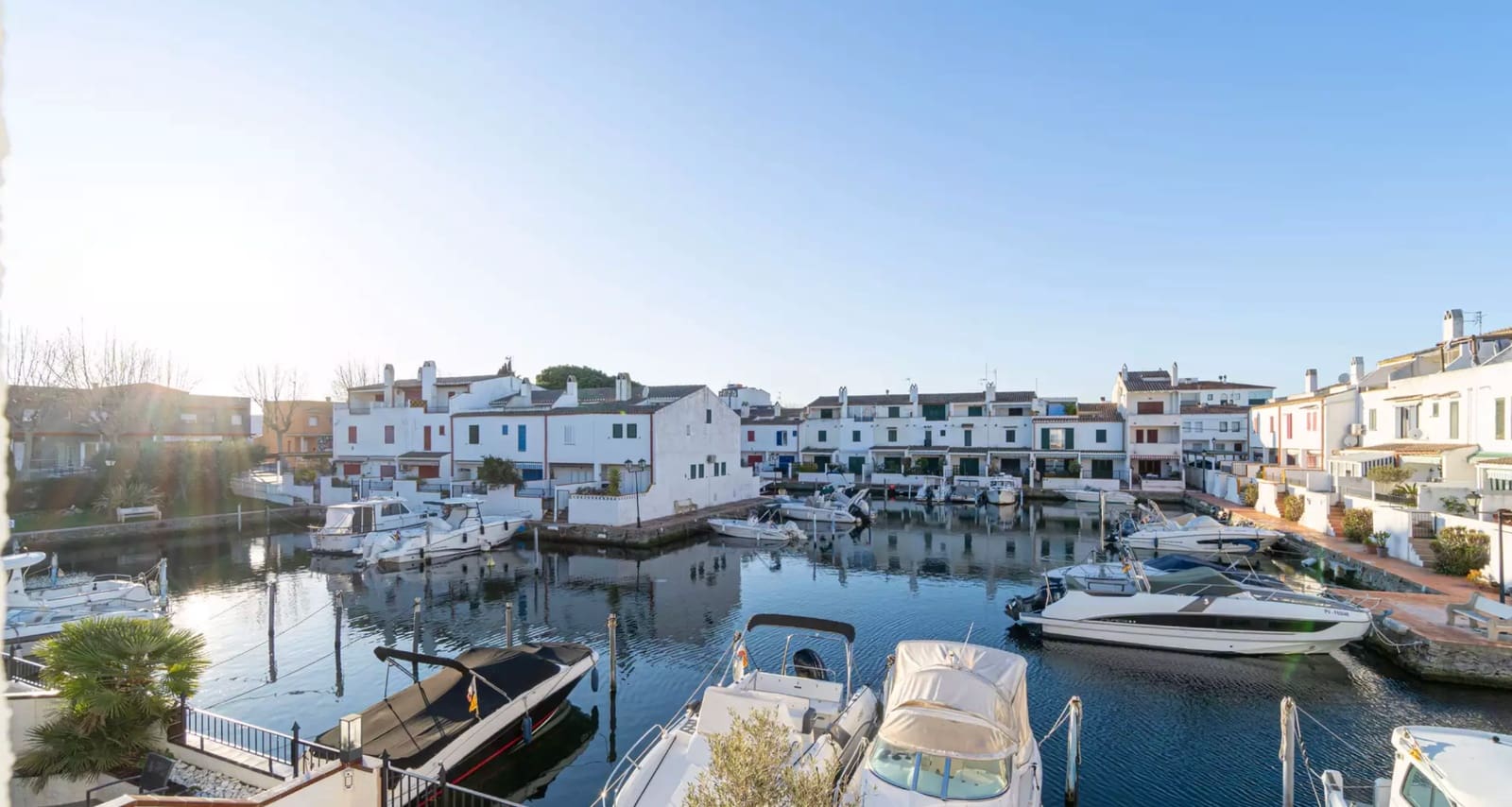 Casa de 4 habitaciones en Empuriabrava en venta - 425.000 € (Ref: 9910489)