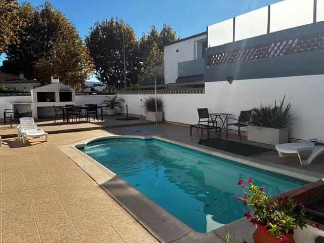 4 sypialnia Willa na sprzedaż w Empuriabrava, Castelló d'Empúries z basenem garażem - 420 000 € (Ref: 9910491)