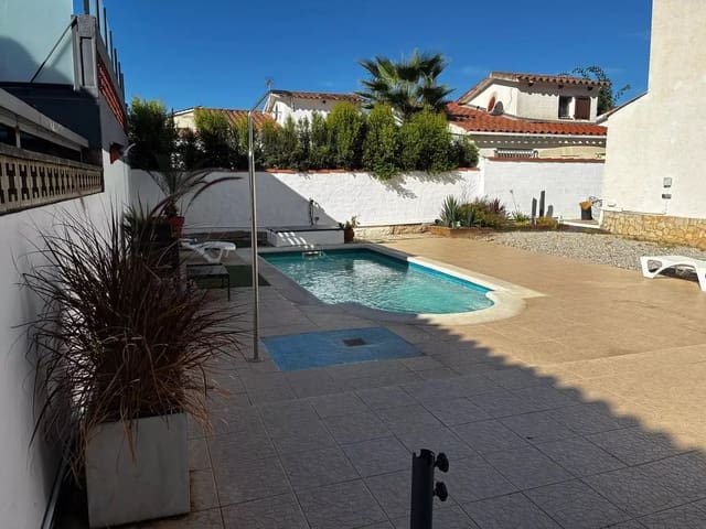 4 sypialnia Willa na sprzedaż w Empuriabrava, Castelló d'Empúries z basenem garażem - 420 000 € (Ref: 9910491)