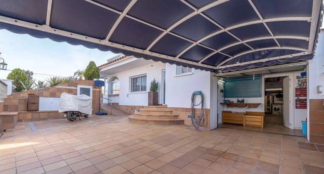 5 chambre Villa/Maison à vendre à Empuriabrava, Castelló d'Empúries avec piscine garage - 780 000 € (Ref: 9910492)