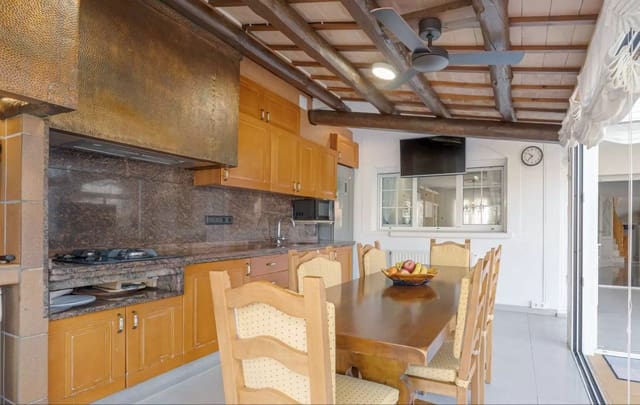 5 chambre Villa/Maison à vendre à Empuriabrava, Castelló d'Empúries avec piscine garage - 780 000 € (Ref: 9910492)