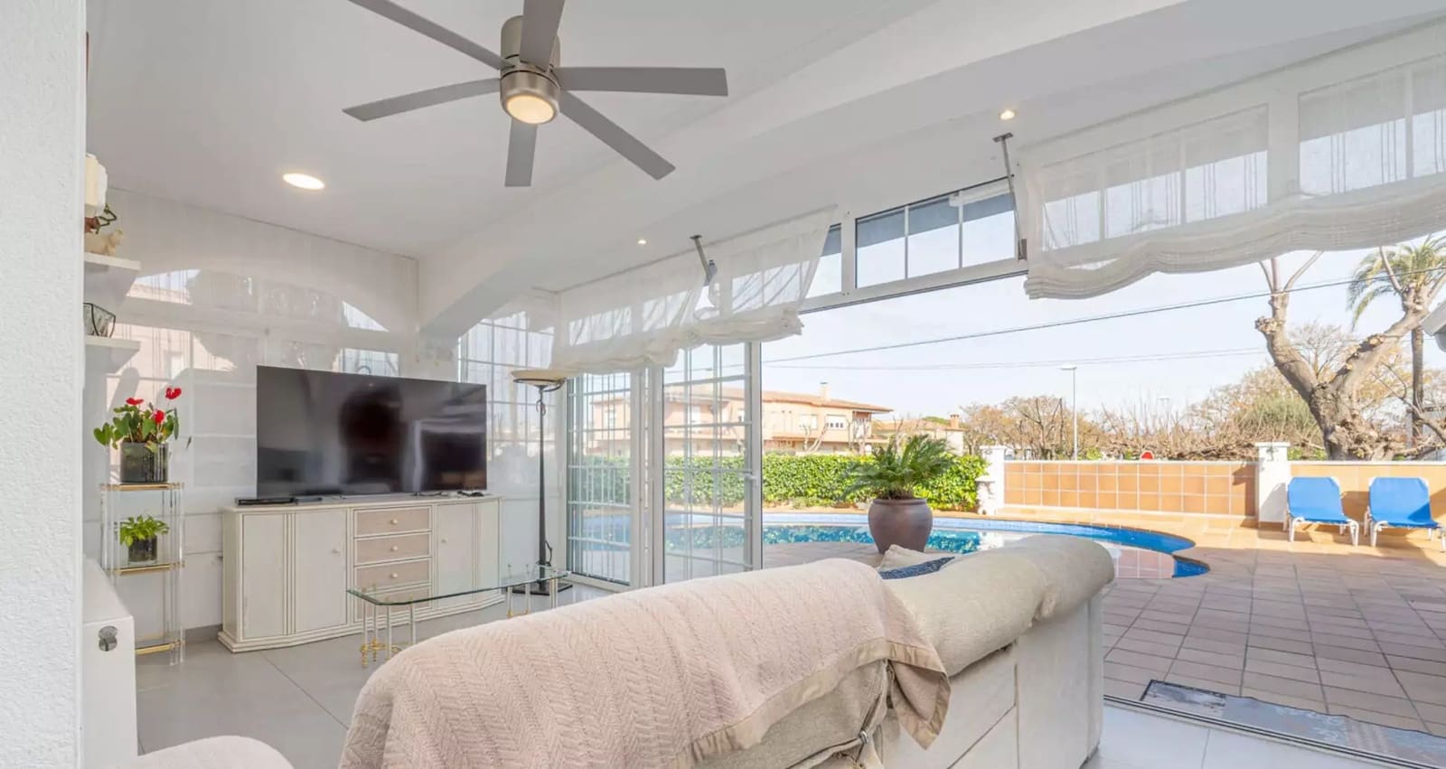 5 chambre Villa/Maison à vendre à Empuriabrava avec piscine garage - 780 000 € (Ref: 9910492)
