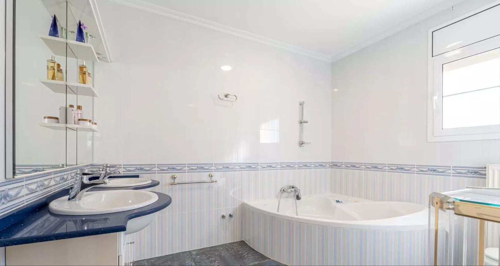5 chambre Villa/Maison à vendre à Empuriabrava avec piscine garage - 780 000 € (Ref: 9910492)