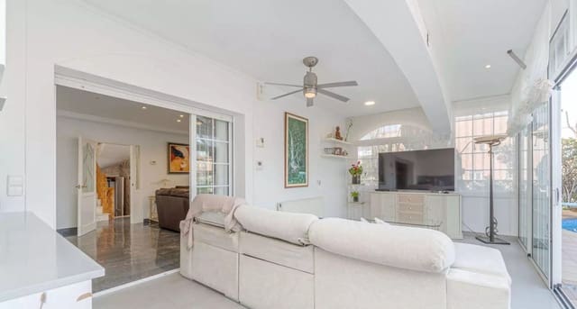 5 chambre Villa/Maison à vendre à Empuriabrava, Castelló d'Empúries avec piscine garage - 780 000 € (Ref: 9910492)