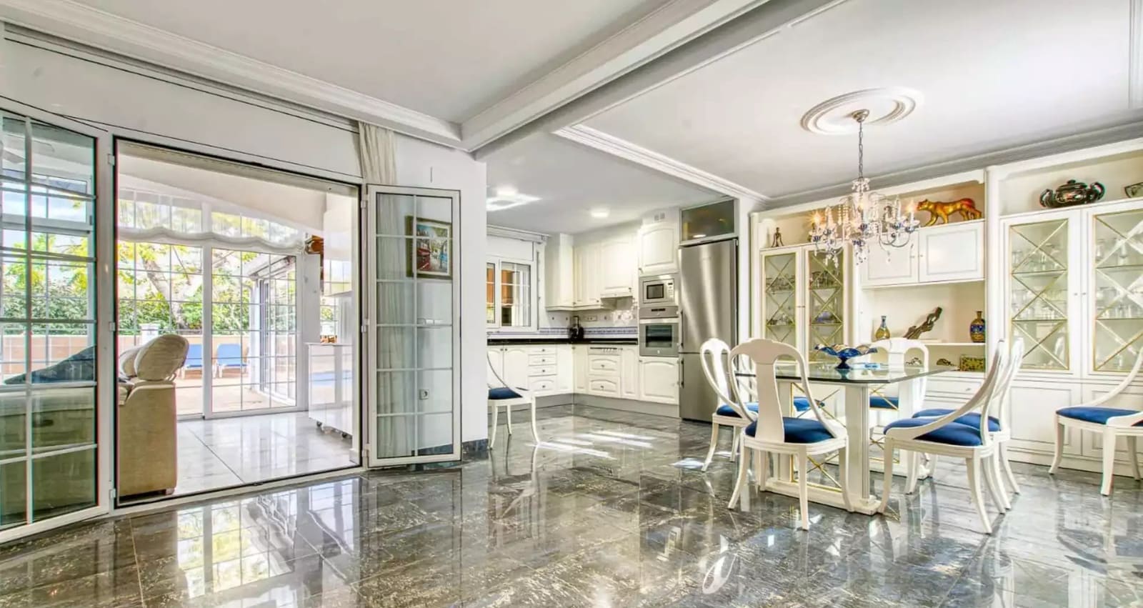 5 chambre Villa/Maison à vendre à Empuriabrava avec piscine garage - 780 000 € (Ref: 9910492)