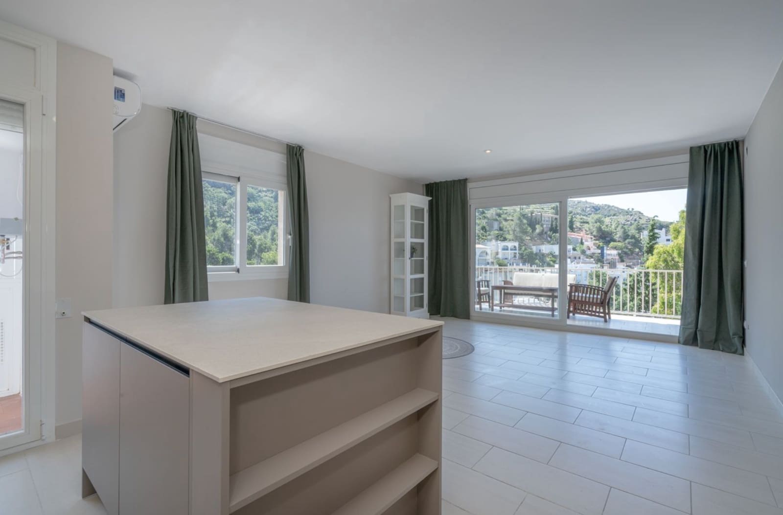 3 bedroom Flat for sale in Roses with garage - € 389,000 (Ref: 9928062)