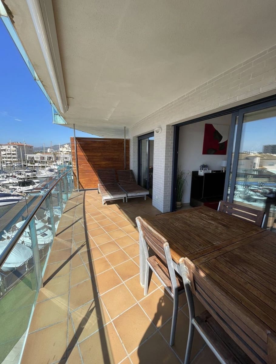 2 bedroom Flat for sale in Roses with garage - € 299,000 (Ref: 9928064)