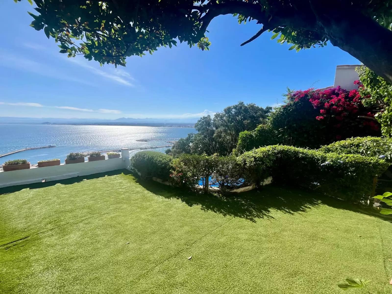 3 bedroom Villa for sale in Roses with pool garage - € 895,000 (Ref: 9928066)