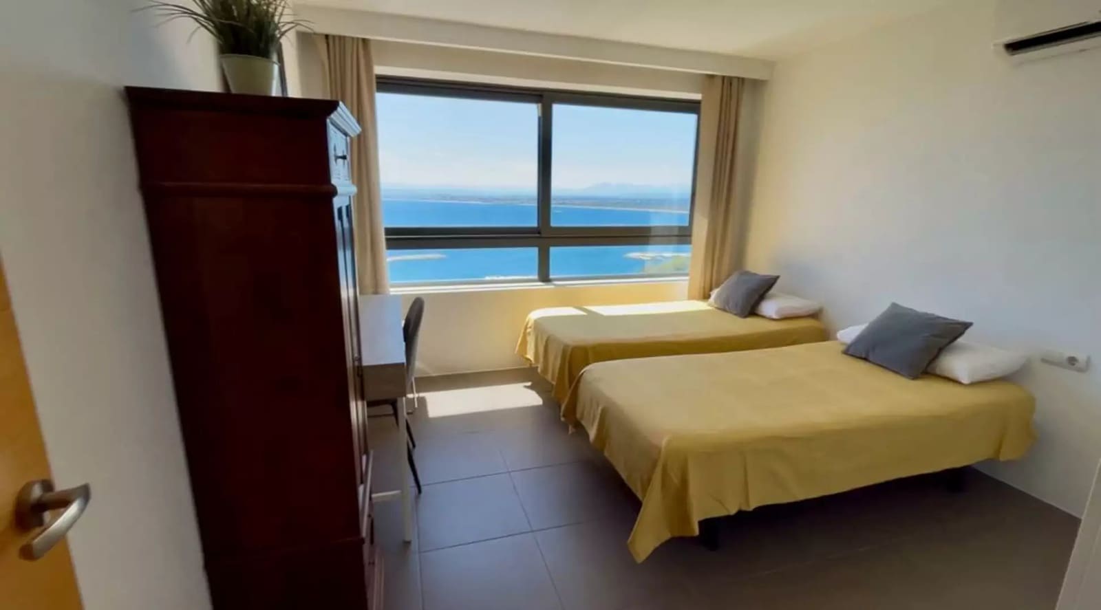 3 bedroom Villa for sale in Roses with pool garage - € 895,000 (Ref: 9928066)