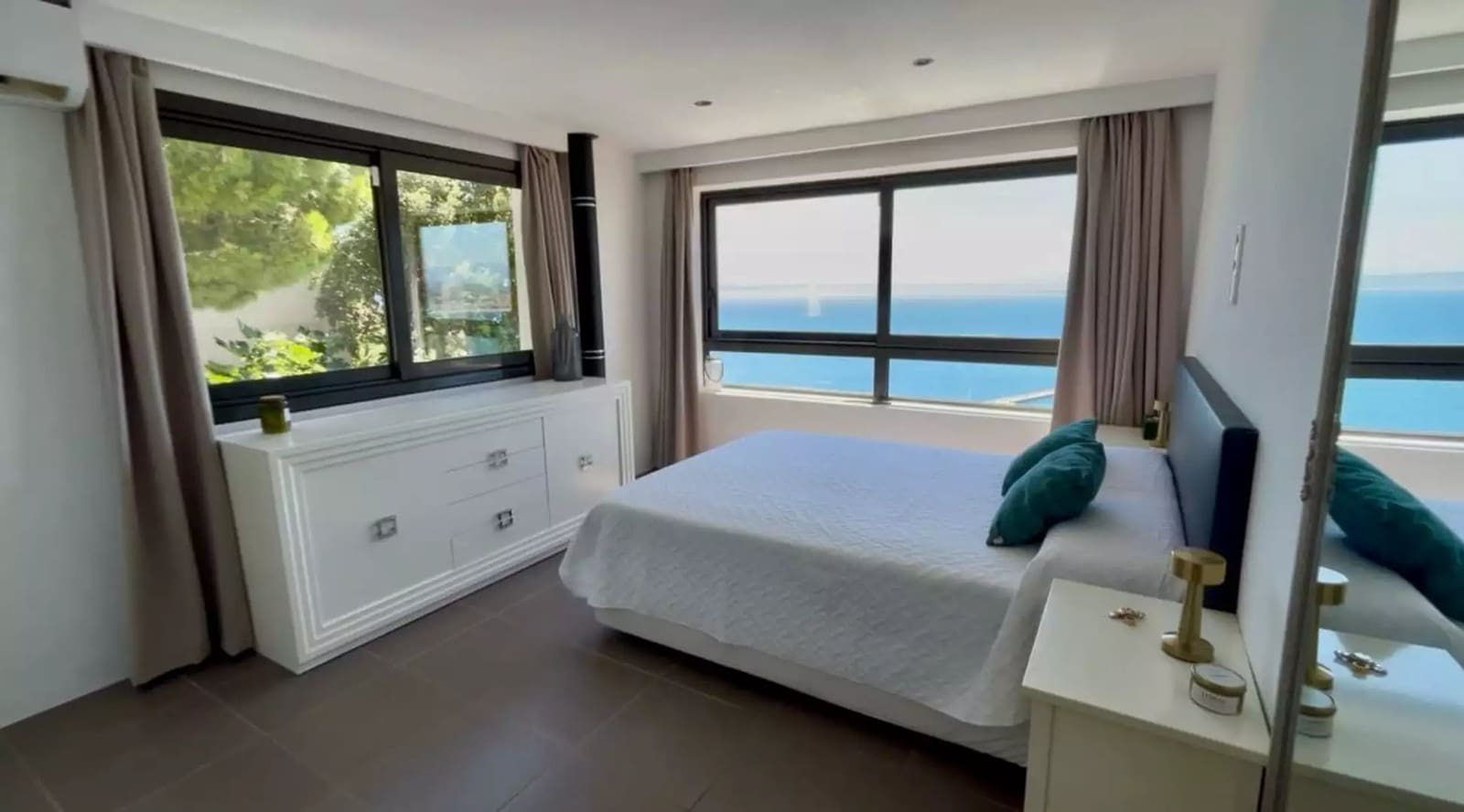 3 bedroom Villa for sale in Roses with pool garage - € 895,000 (Ref: 9928066)