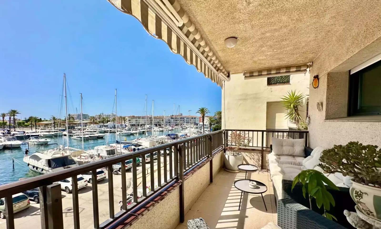 Piso de 2 habitaciones en Empuriabrava en venta con garaje - 299.000 € (Ref: 9937825)