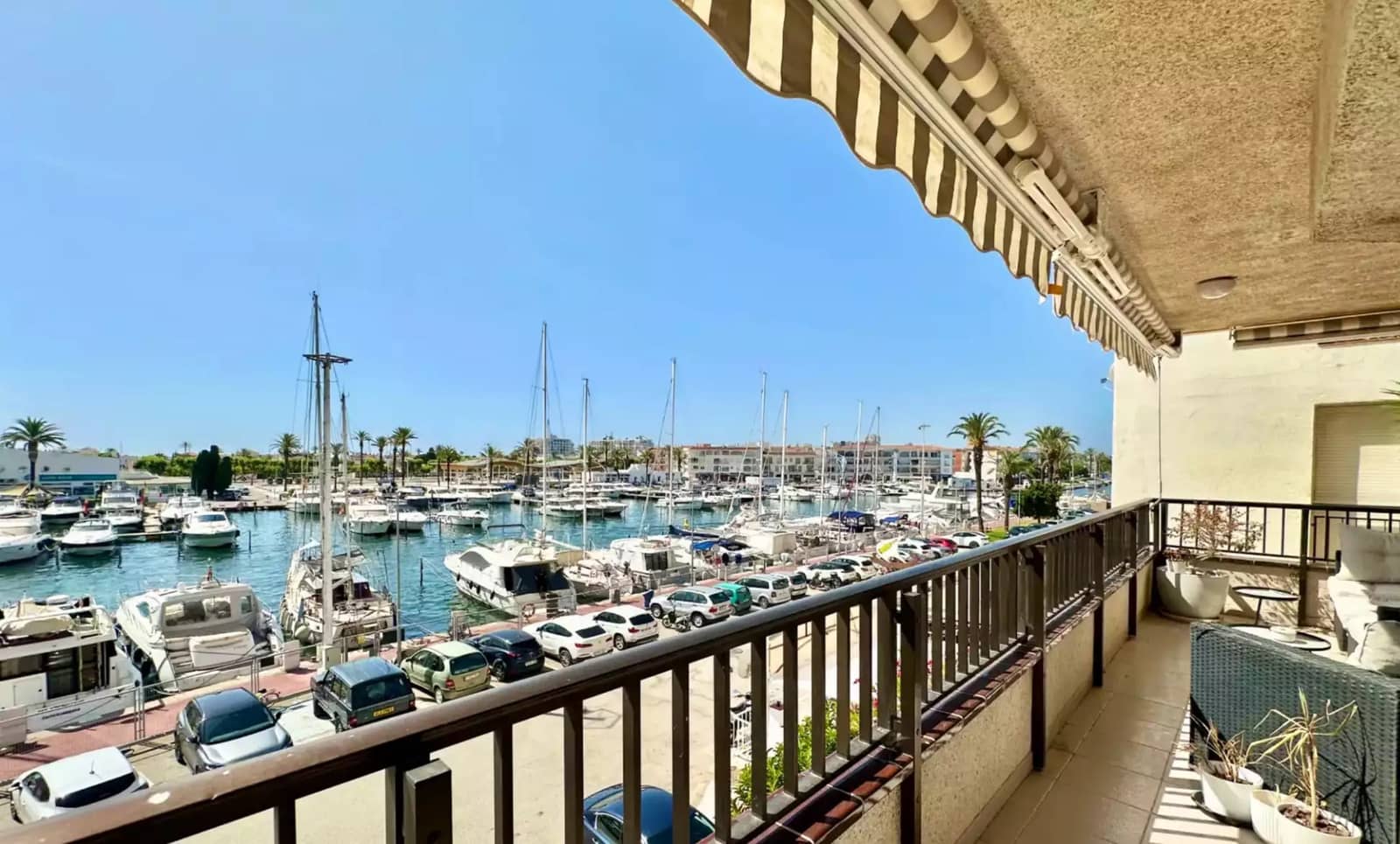 Piso de 2 habitaciones en Empuriabrava en venta con garaje - 299.000 € (Ref: 9937825)