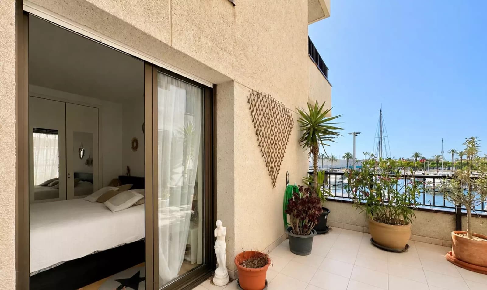 Piso de 2 habitaciones en Empuriabrava en venta con garaje - 299.000 € (Ref: 9937825)