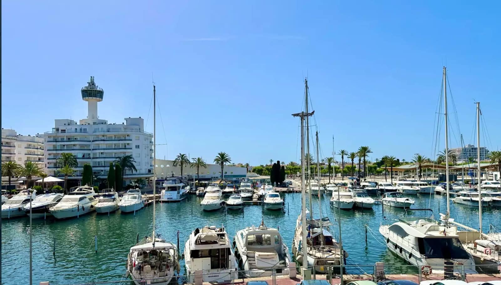 Piso de 2 habitaciones en Empuriabrava en venta con garaje - 299.000 € (Ref: 9937825)