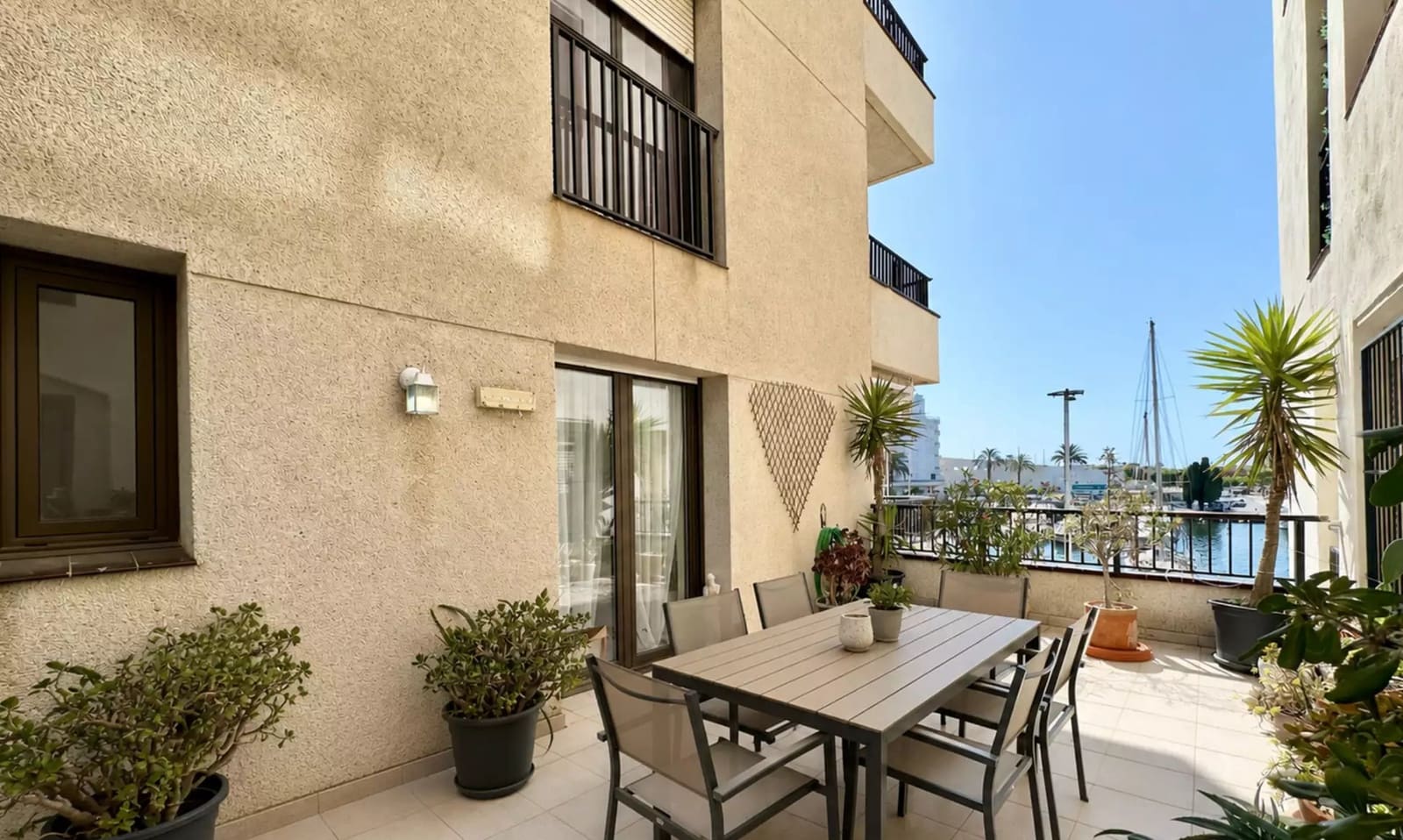 Piso de 2 habitaciones en Empuriabrava en venta con garaje - 299.000 € (Ref: 9937825)