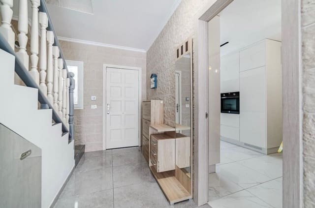 3 bedroom Townhouse for sale in Santa Cruz de Tenerife with pool garage - € 420,000 (Ref: 9400375)