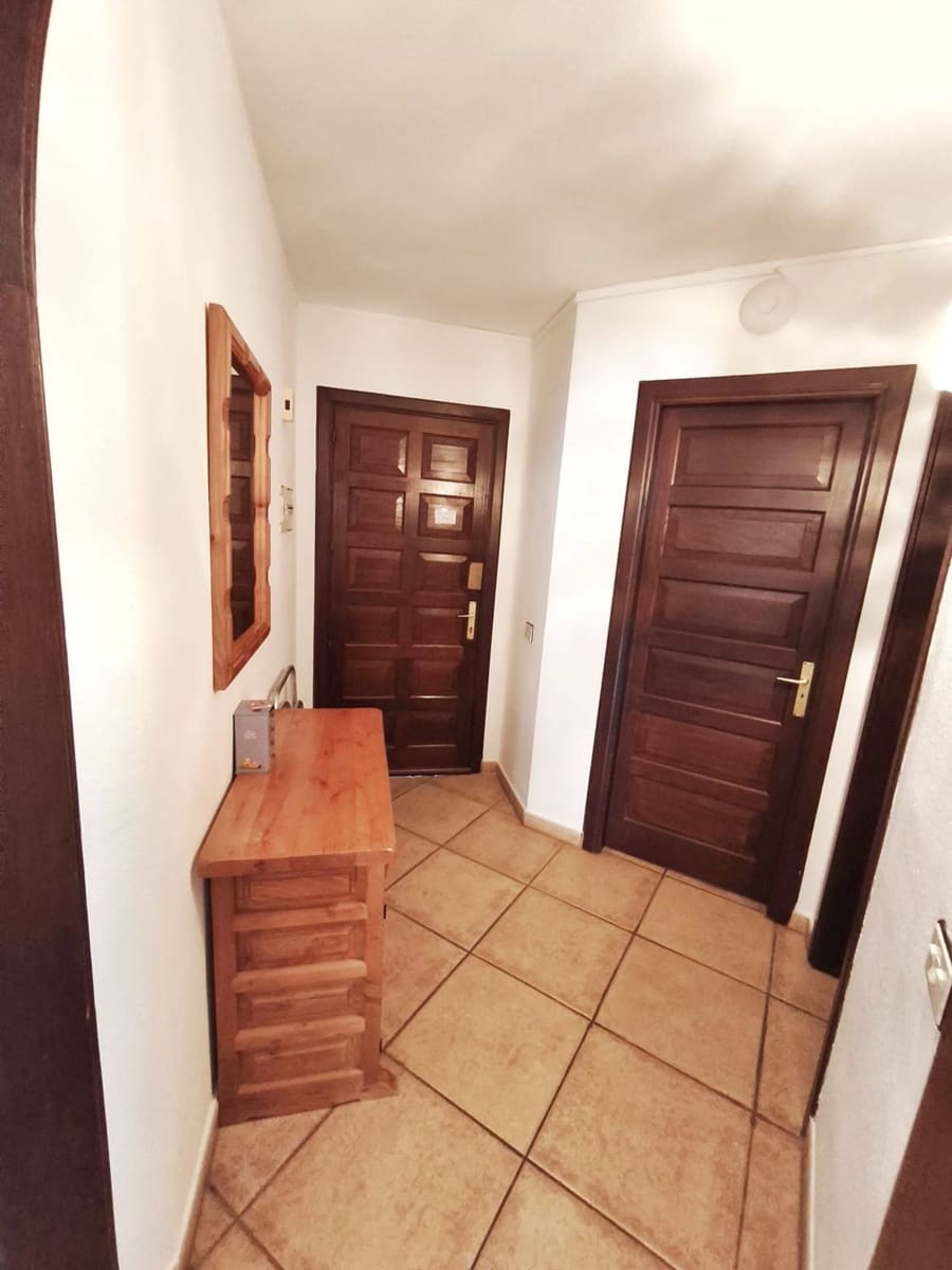 1 soverom Leilighet til salgs i Los Cristianos med svømmebasseng garasje - € 320 000 (Ref: 9400378)