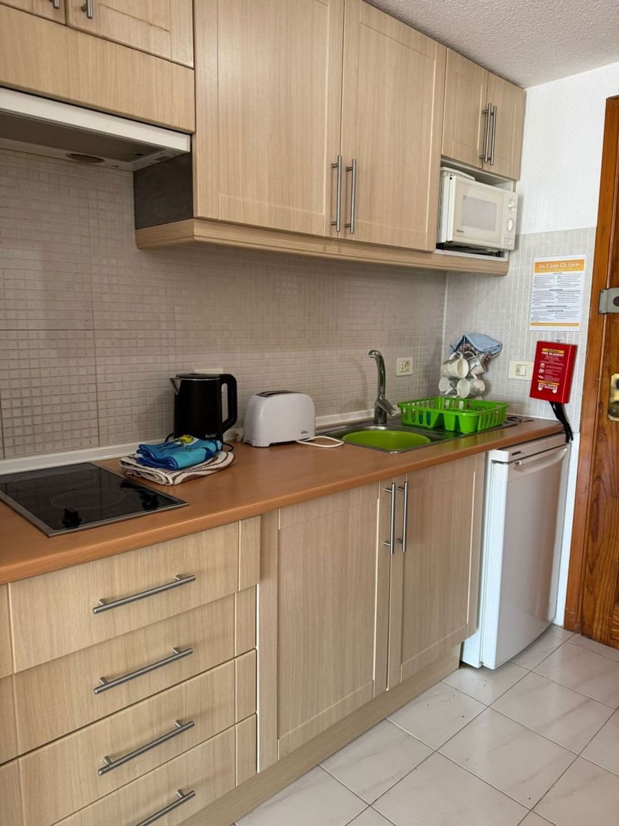 Apartment for sale in Los Cristianos with pool garage - € 199,999 (Ref: 9400379)