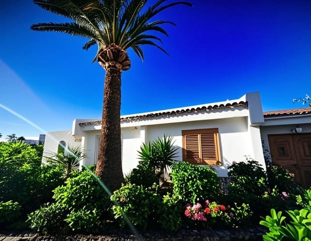 Casa de 2 habitaciones en San Eugenio Bajo, Adeje en venta con piscina garaje - 495.000 € (Ref: 9425680)