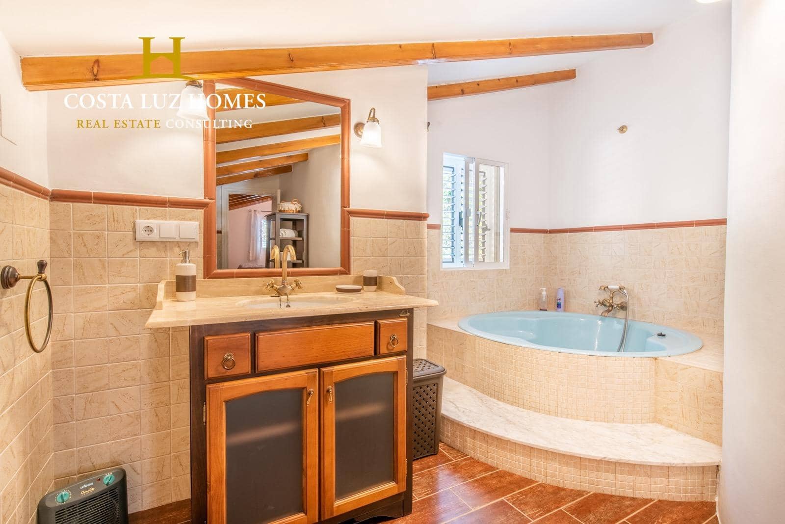 6 soveværelse Finca/Landehus til salg i Benaocaz med swimmingpool garage - € 890.000 (Ref: 7556815)