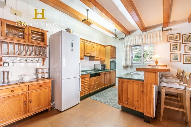 6 soveværelse Finca/Landehus til salg i Benaocaz med swimmingpool garage - € 890.000 (Ref: 7556815)