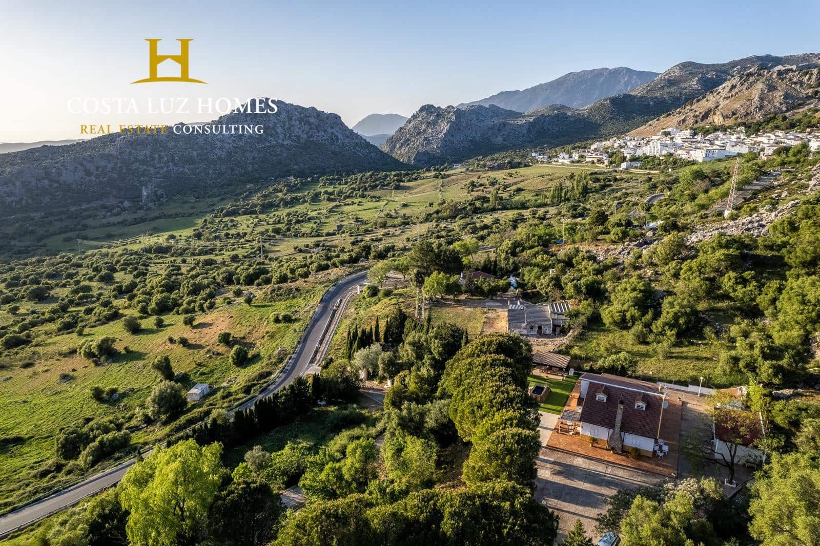 6 soveværelse Finca/Landehus til salg i Benaocaz med swimmingpool garage - € 890.000 (Ref: 7556815)