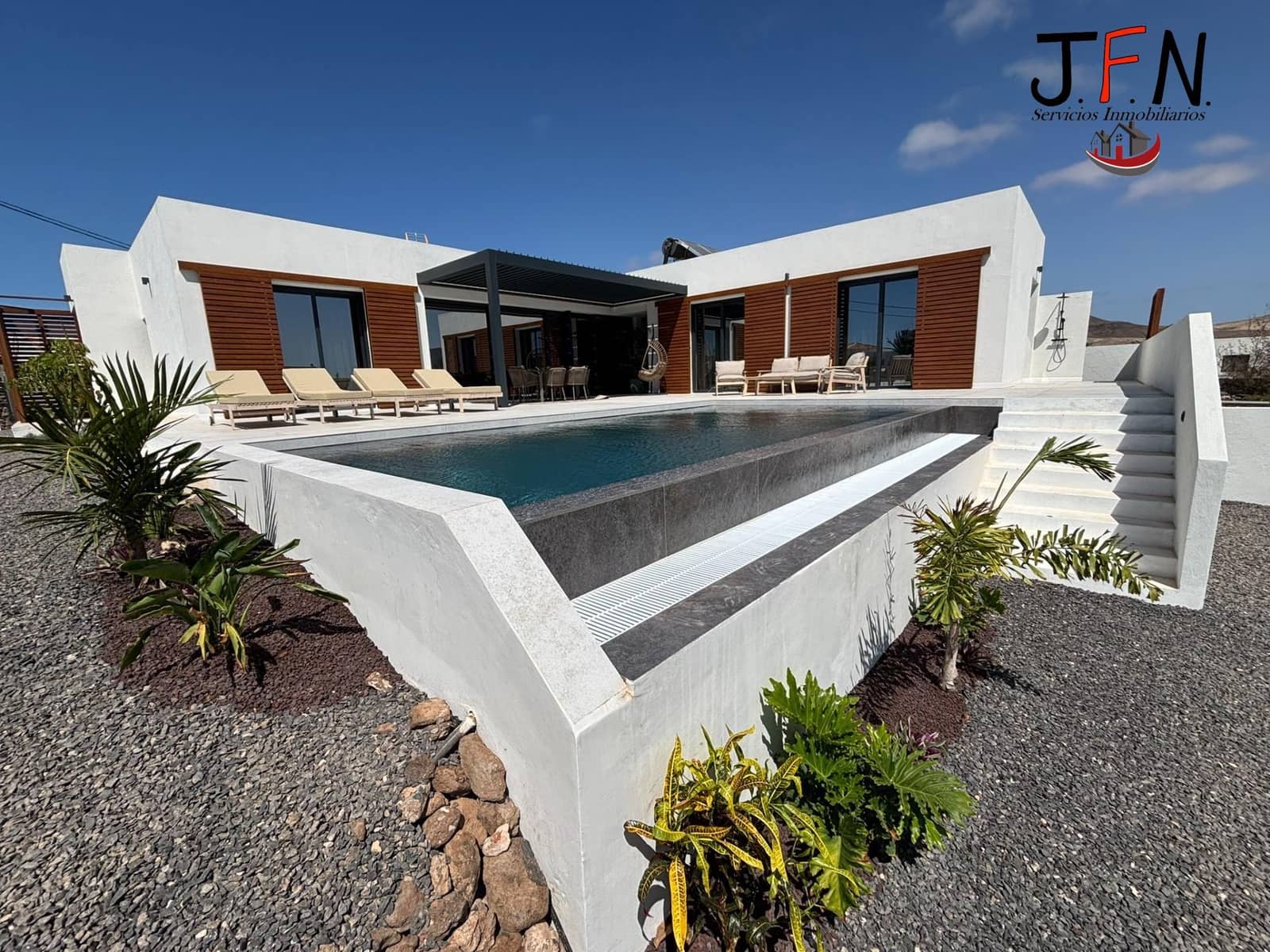 3 slaapkamer Villa te koop in El Cotillo met zwembad - € 1.100.000 (Ref: 10043137)