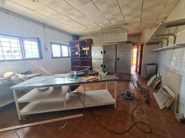 Commercial for rent in Costa de Antigua, Antigua - € 2,500 (Ref: 9062480)