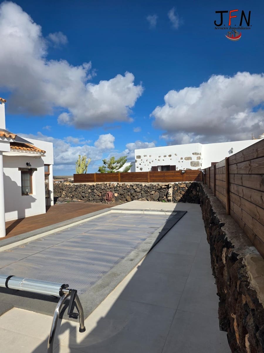 3 soverom Villa til salgs i Lajares med svømmebasseng garasje - € 775 000 (Ref: 9652110)