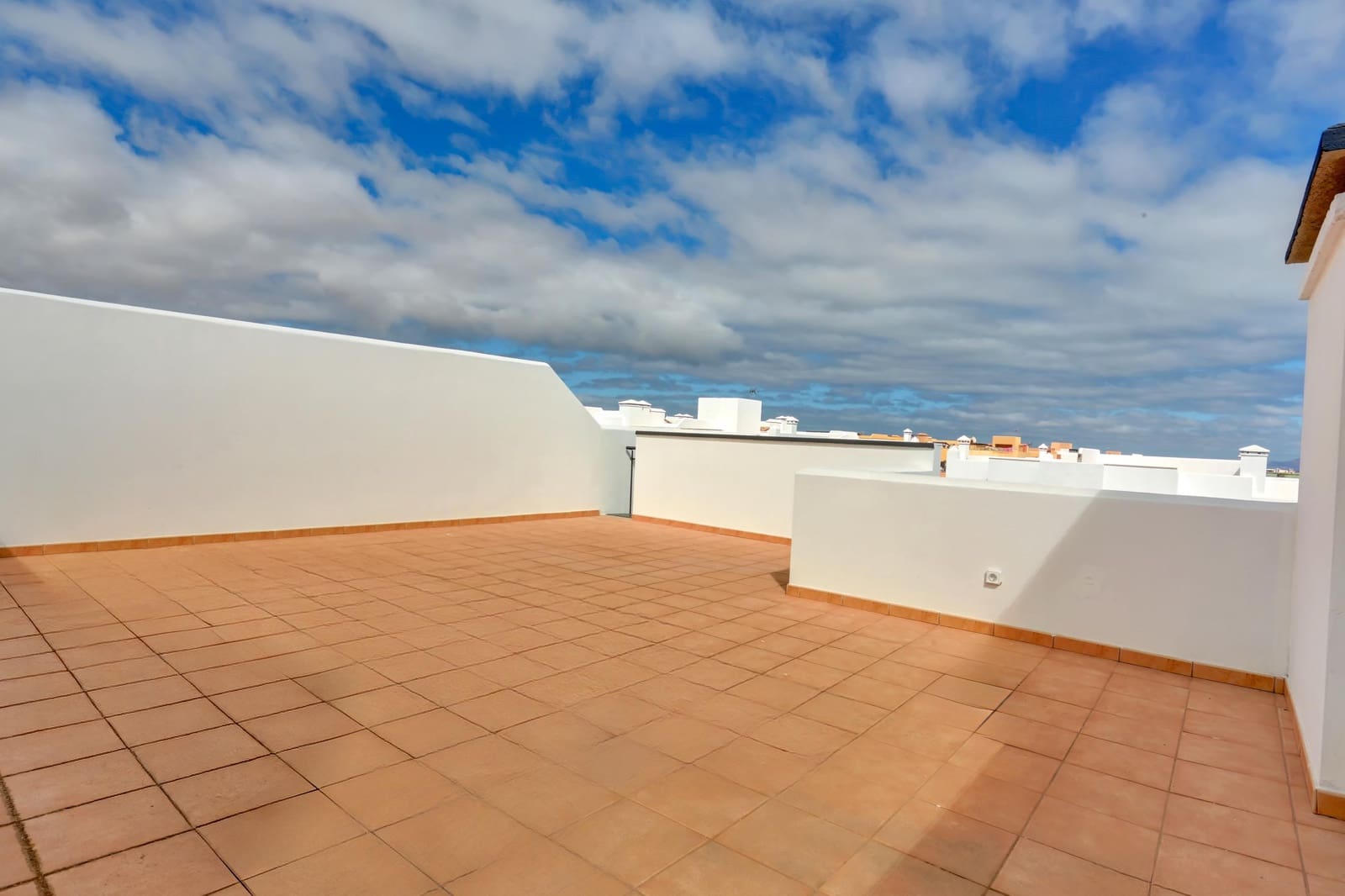 2 bedroom Flat for sale in Corralejo - € 279,000 (Ref: 9704947)