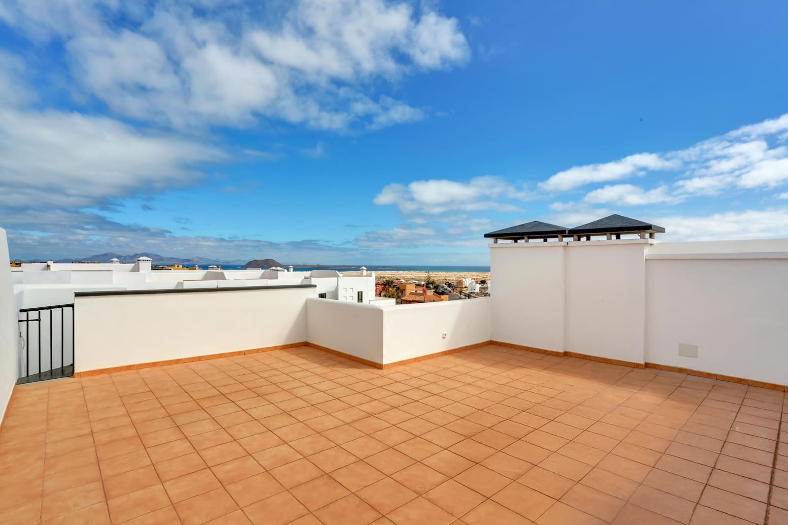 2 bedroom Flat for sale in Corralejo - € 279,000 (Ref: 9704947)