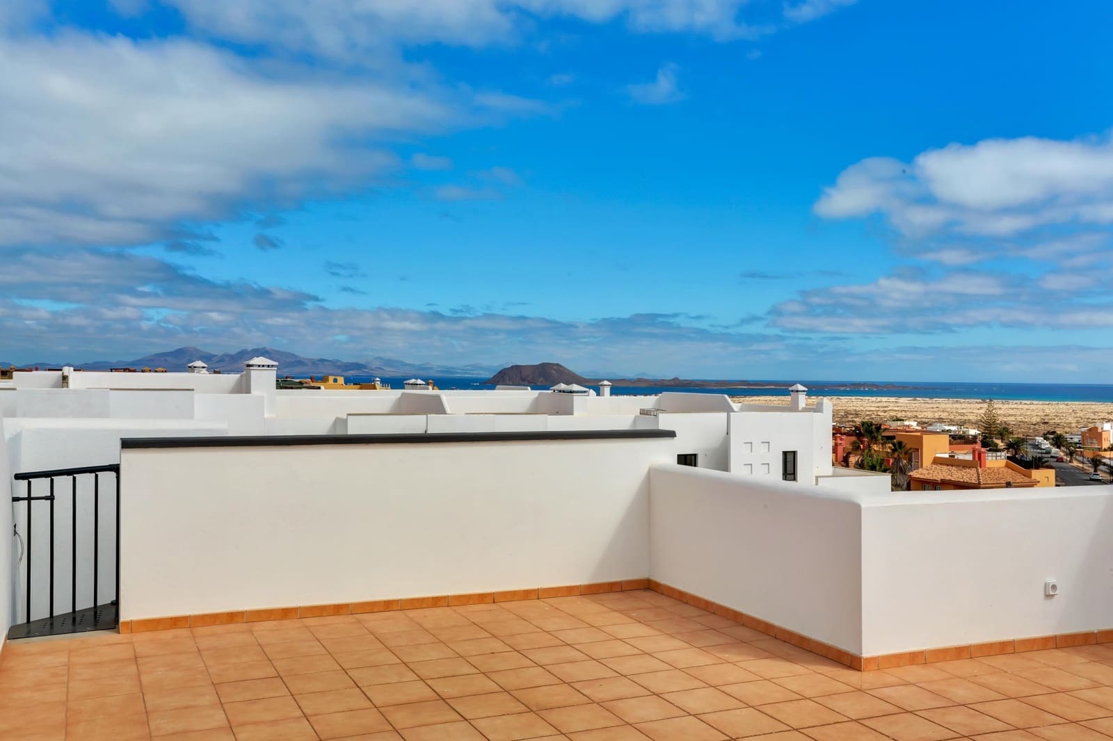 2 bedroom Flat for sale in Corralejo - € 279,000 (Ref: 9704947)