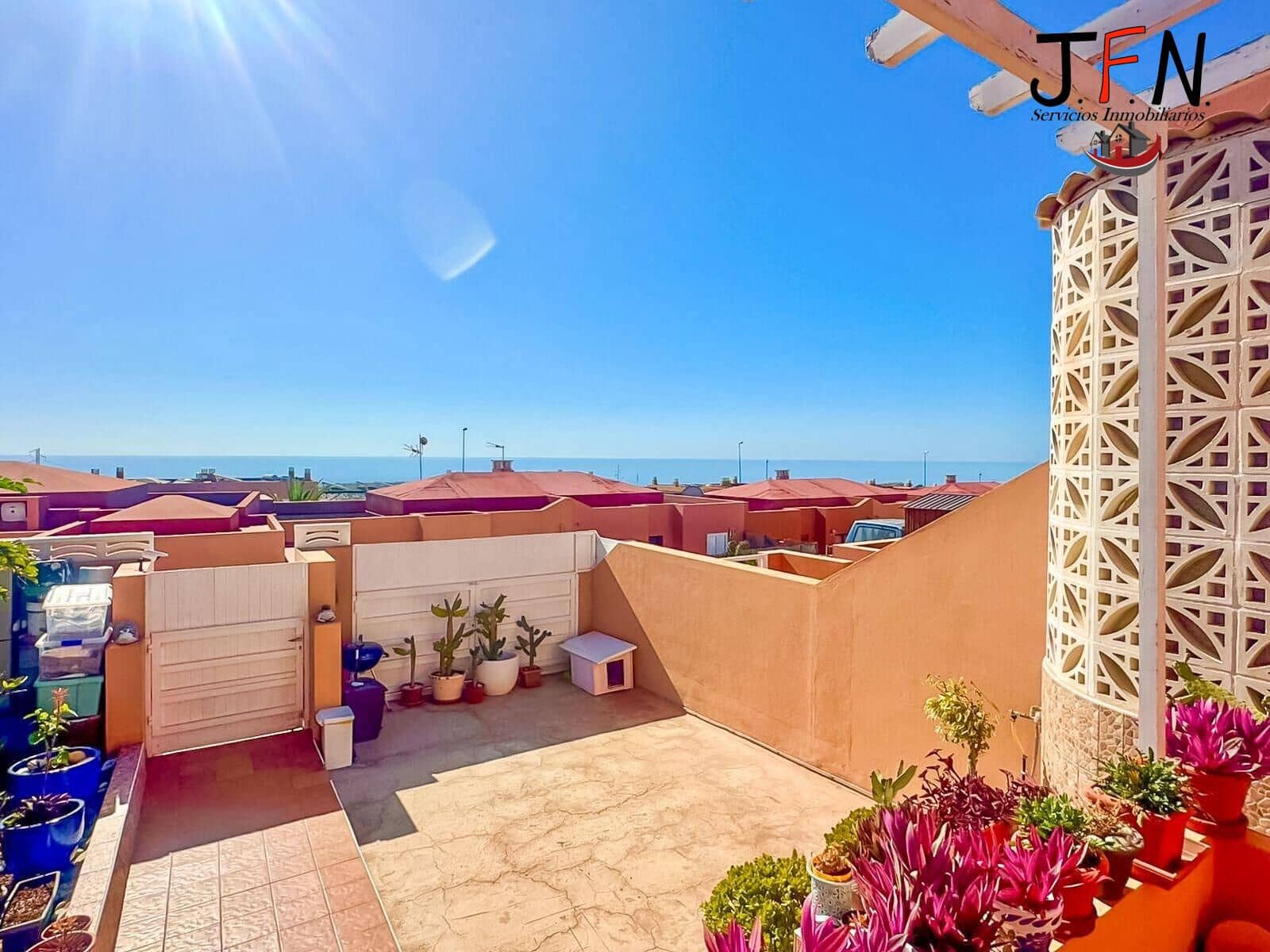 2 bedroom Terraced Villa for sale in Caleta de Fuste with garage - € 249,000 (Ref: 9818325)