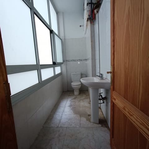 Kommersiell til leie i Las Palmas de Gran Canaria - € 2 250 (Ref: 9882246)