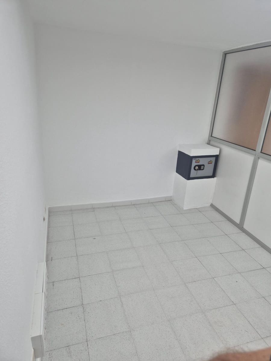 Office for sale in Las Palmas de Gran Canaria - € 135,000 (Ref: 9882254)