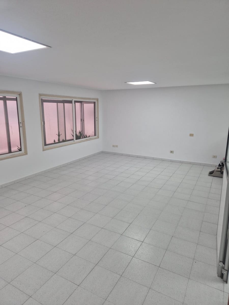 Office for sale in Las Palmas de Gran Canaria - € 135,000 (Ref: 9882254)