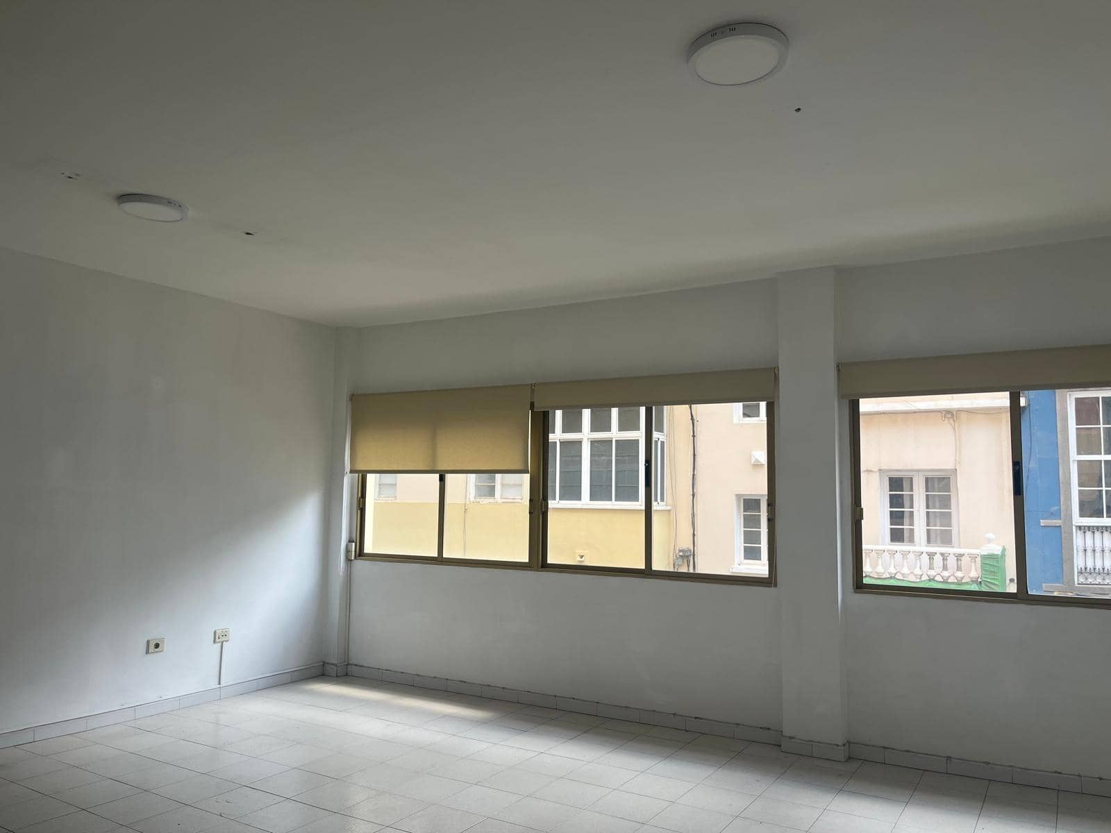 Office for rent in Las Palmas de Gran Canaria - € 600 (Ref: 9882257)
