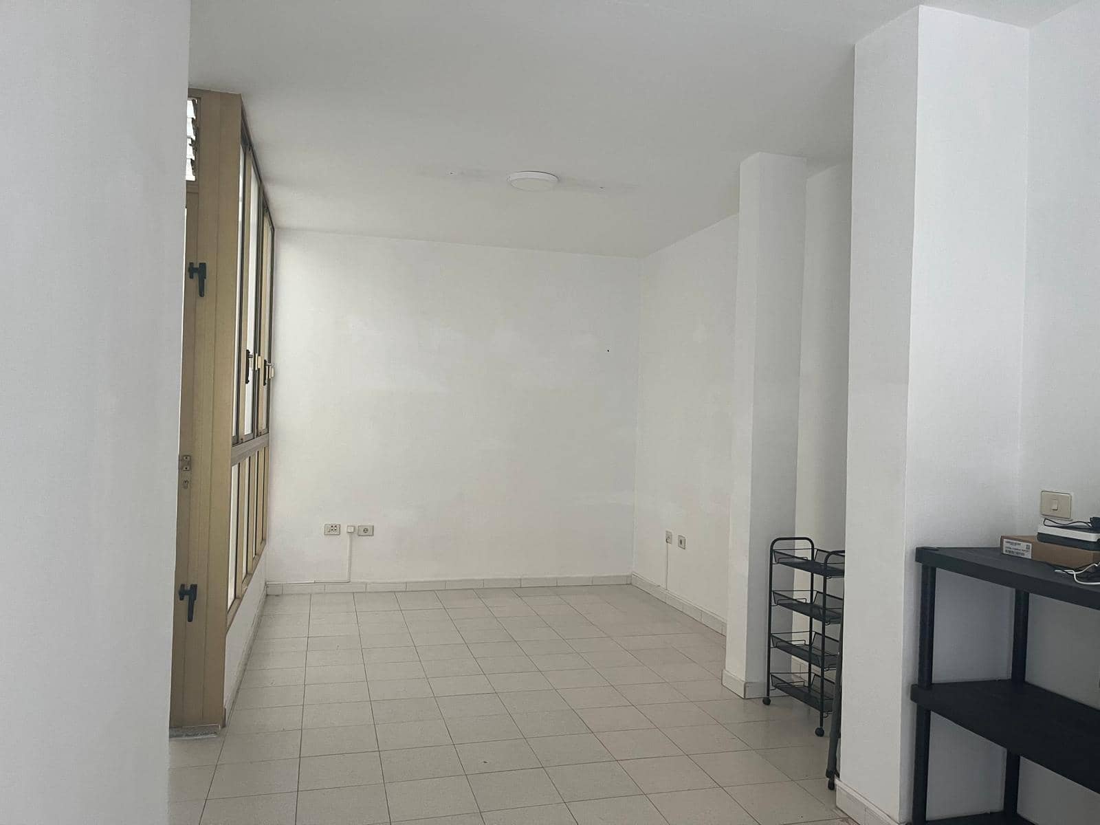 Office for rent in Las Palmas de Gran Canaria - € 600 (Ref: 9882257)