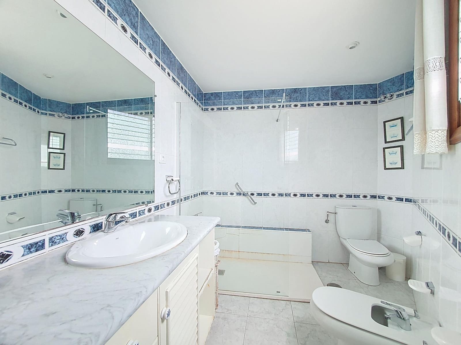 5 bedroom Villa for sale in Las Palmas de Gran Canaria with garage - € 995,000 (Ref: 9882269)