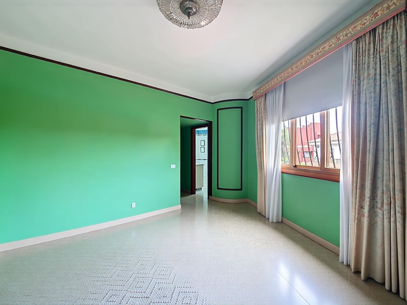 5 bedroom Villa for sale in Las Palmas de Gran Canaria with garage - € 995,000 (Ref: 9882269)