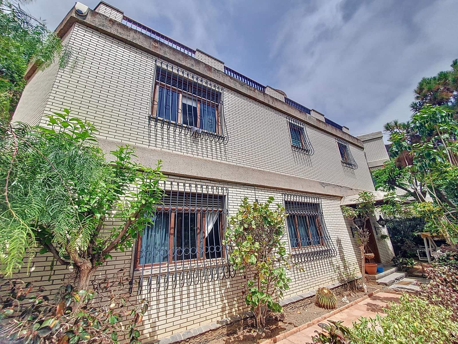 5 bedroom Villa for sale in Las Palmas de Gran Canaria with garage - € 995,000 (Ref: 9882269)