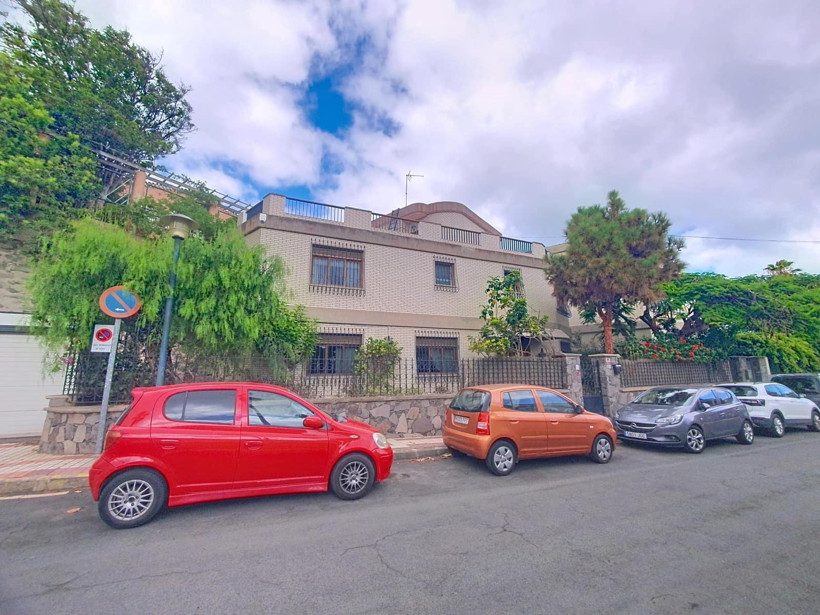 5 bedroom Villa for sale in Las Palmas de Gran Canaria with garage - € 995,000 (Ref: 9882269)