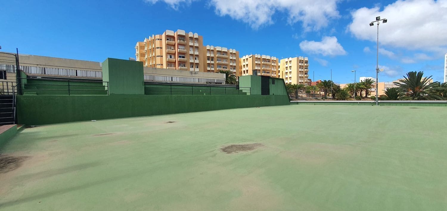 Commercial for sale in Las Palmas de Gran Canaria - € 490,000 (Ref: 9882286)