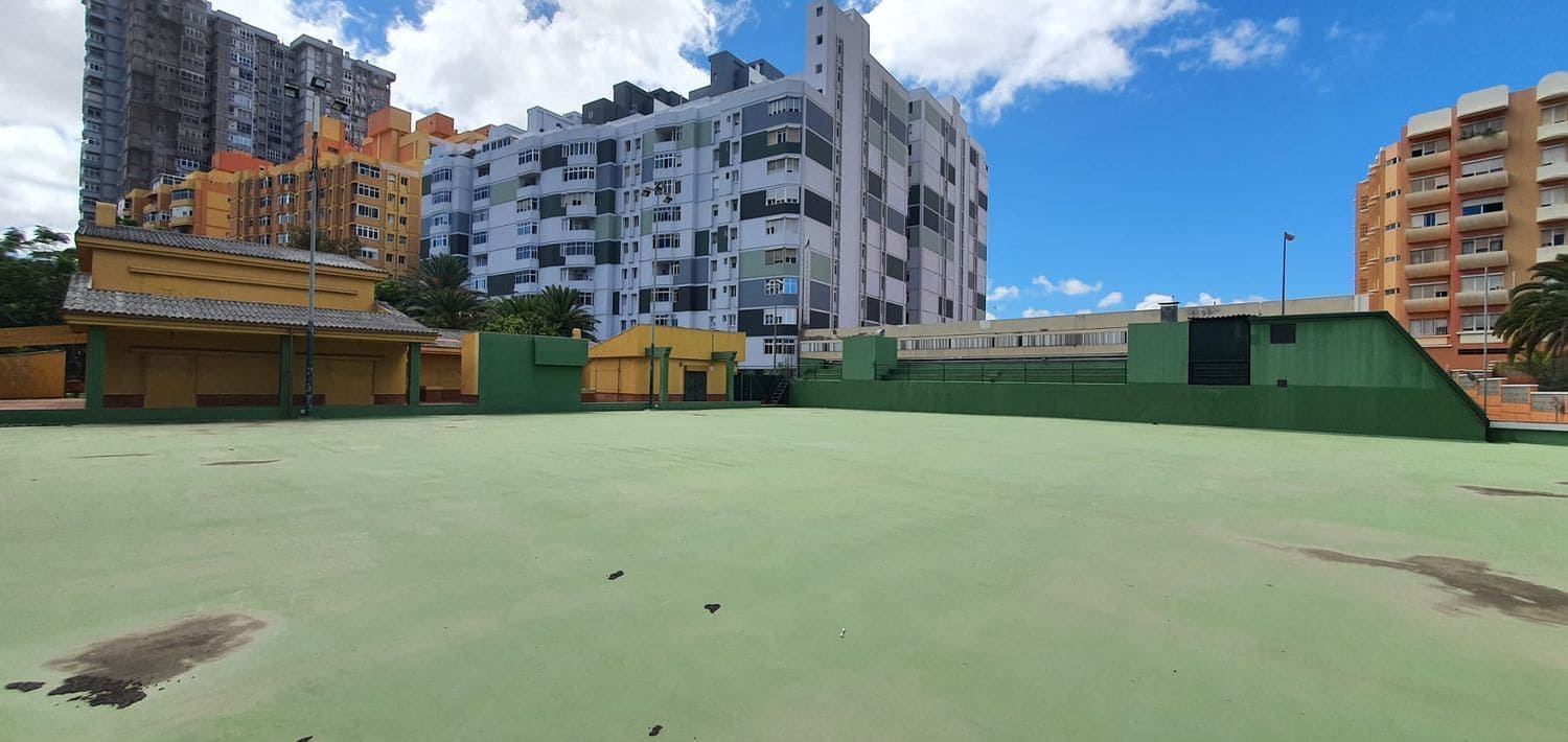 Commercial for sale in Las Palmas de Gran Canaria - € 490,000 (Ref: 9882286)